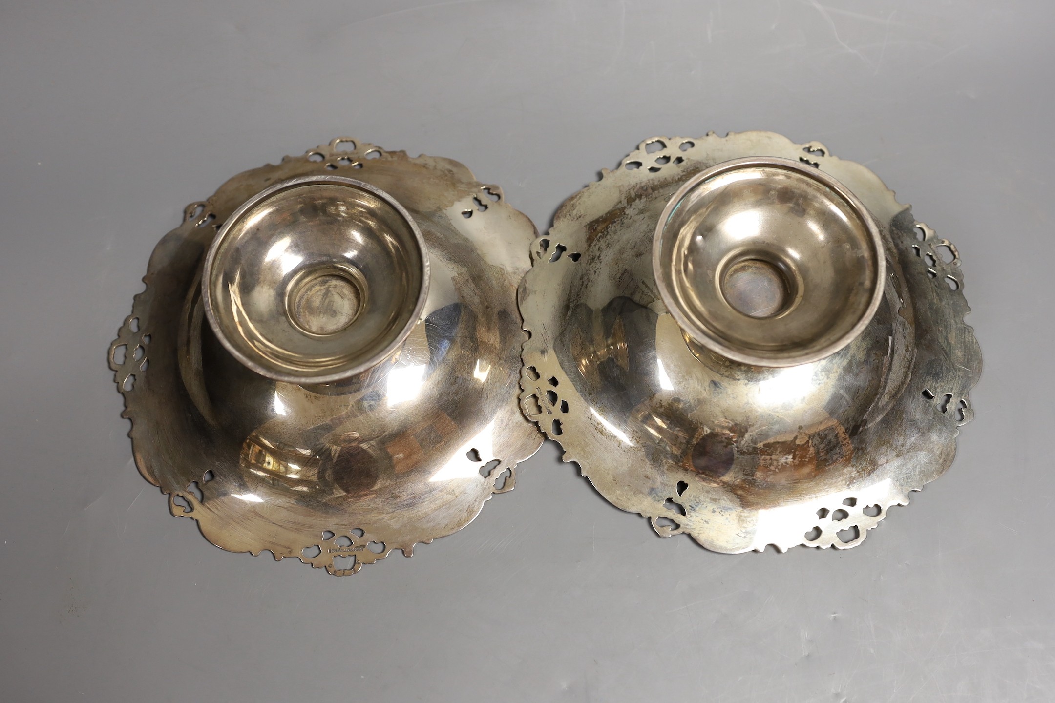 A par of George V pierced silver tazze, by Elkington & Co, Birmingham, 1910, diameter 21cm, 20.1oz.